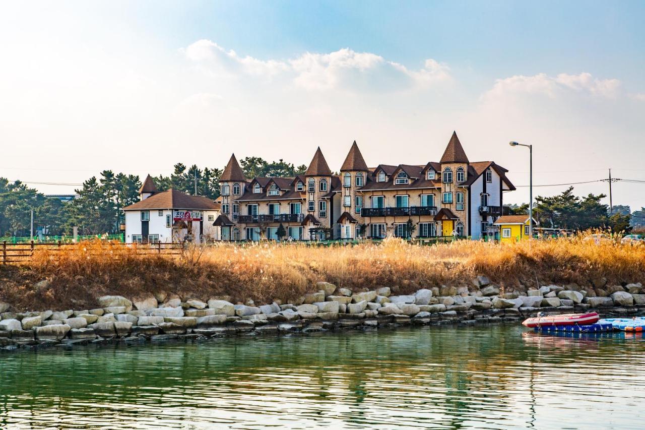 Santa Beach Pension Villa Gangneung Exterior photo